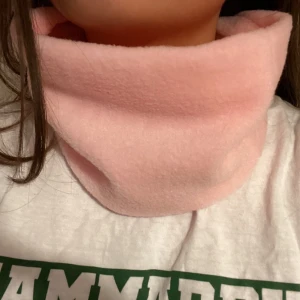 Rosa buff - Handsydd fleecebuff i rosa en rosa färg! 🩷