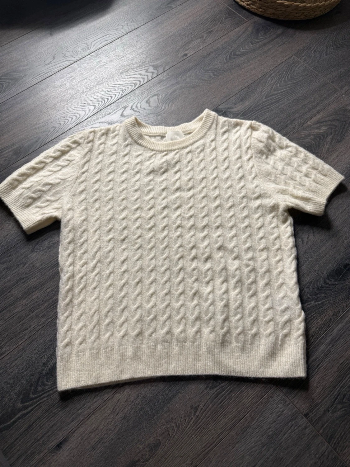 Vit kabelstickad kortärmad tröja