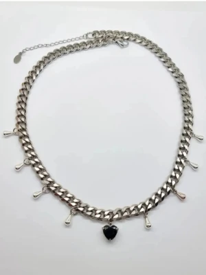 Stilfullt halsband med zirconiakristall hjärta  - Material-rostfritt stål och zirconiakristall hjärta..  Bra kvalitet! Inspirerat av Maria Nilsdotter . Kedjetjocklek-7mm 