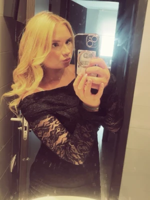 Svart spetsklänning offshoulder - Säljer en svart kortklänning med offshoulder-modell och långa ärmar i genombruten spets. Klänningen har en tight passform som går över låren 