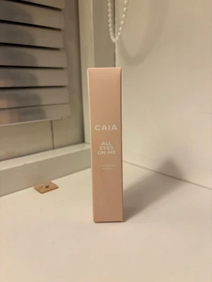 CAIA All Eyes On Me Eyeshadow Primer - Säljer en CAIA All Eyes On Me Eyeshadow Primer i en snygg beige tub med silverlock och applikator. Förpackningen är stilren och modern, perfekt för att få ögonskuggan att sitta hela dagen. Kommer i originalkartong och är enkel att använda. Aldrig använd, helt ny.