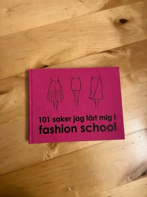 101 saker jag lärt mig i fashion school - En färgstark och inspirerande bok som ger dig de viktigaste insikterna från modeutbildningen. Perfekt för dig som vill förstå trender, design, material och marknadsföring inom modevärlden – och samtidigt se snygg ut!