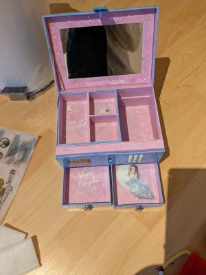Smyckeskrin  - En top model låda i jättebra skick som jag hade när jag var liten. Enda skillnaden är att jag satte på ett hästklistermärke men det är bara att ta bort☺️😅