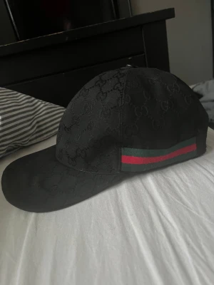 Vet ej  - Säljer nu min keps som e väldigt använd men den funkar fortfarande ni ser på bild 2 och 3 att de e lite söndrigt men inget som syns och funkar fortfarande 