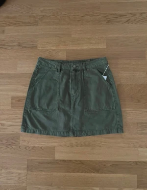 Kjol khaki  - Storlek 42. Aldrig använd. 
