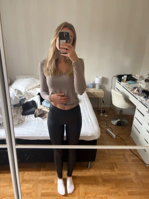 Pieces shiny leggings - Säljer ett par svarta leggings från Pieces i skinnimitation. De har en tight passform som sitter snyggt på kroppen. Perfekta om du vill ha en edgy look och de är superbekväma tack vare stretchigt material. Helt slutsålda på Nelly där jag köpte dom, aldrig använda.