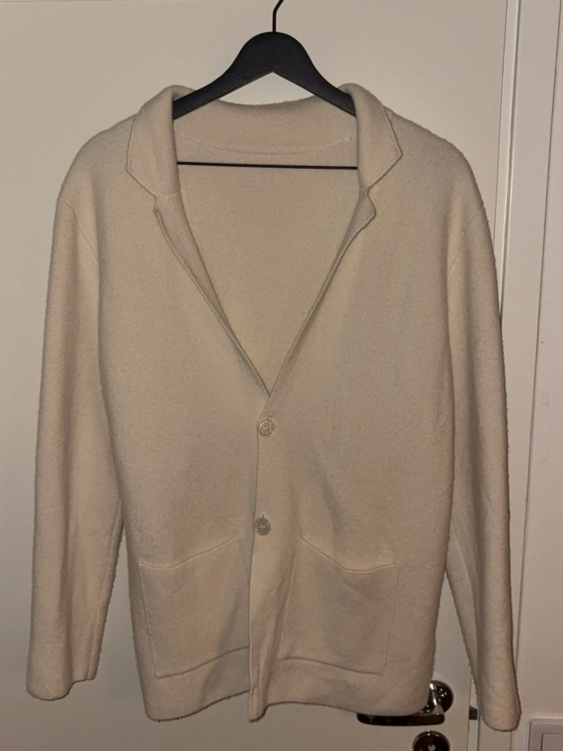 Beige kofta med fickor och knappar