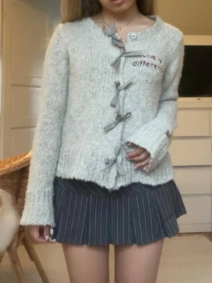 Odd molly kofta - Jätte fin kofta från odd molly. Modellen har rosetter framtill och tre hål på armen på vardera arm. Jätte söt