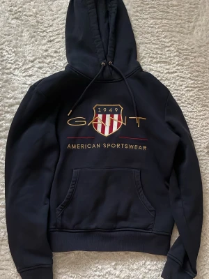Hoodie ifrån Gant - Blå hoodie ifrån Gant. Inga anmärkningar. Storlek S. 