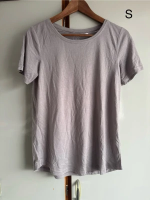 Grå topp - Passar på att göra om mina annonser så du kan få gratis frakt (gäller i 7dagar) står det ej gratis frakt så har tiden passerat. 🌹❤️ alla mina kläder är i fint/okej skick utan större defekter om inget annat står . Allt är använt så vanligt slitage kan förekomma 