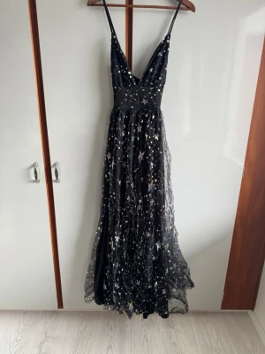 Festklänning - Ev någon tråd på glittret som gått upp men inget som påverkar speciellt mycket. Funkar för S-M . Passar på att göra om mina annonser så du kan få gratis frakt (gäller i 7dagar) står det ej gratis frakt så har tiden passerat. 🌹❤️ alla mina kläder är i fint/okej skick utan större defekter om inget annat står . Allt är använt så vanligt slitage kan förekomma 