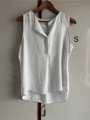 Ljusblå blus - Passar på att göra om mina annonser så du kan få gratis frakt (gäller i 7dagar) står det ej gratis frakt så har tiden passerat. 🌹❤️ alla mina kläder är i fint/okej skick utan större defekter om inget annat står . Allt är använt så vanligt slitage kan förekomma 