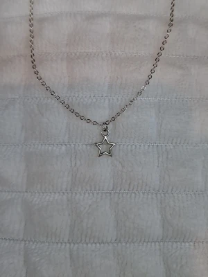 Halsband med stjärn-berlock - Jätte fint och enkelt halsband med en stjärn-berlock passar till allt!