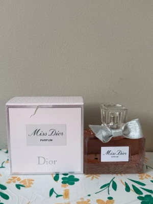Miss Dior Parfum 80ml - Miss Dior Parfum från Dior, 50ml. Snygg flaska med silverrosett. Tillverkad i Frankrike. Ingredienser: alkohol, parfym, aqua, linalool, limonene, benzyl salicylate, coumarin, geraniol, hydroxycitronellal, m.fl. Perfekt för dig som vill ha en ikonisk doft i samlingen.