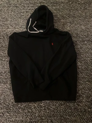 Polo Ralph lauren hoodie - Svart Ralph lauren hoodie. Aldrig använd, helt nytt skick. Säljer den för den är för stor för mig helt enkelt. 