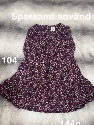 Blommig klänning  - Supersöt klänning från Polarn o pyret med blommigt mönster. perfekt för vår och sommar. Rund hals och avslappnad passform med lätt volang nedtill. 🌸Sparsamt använd. Storlek 104