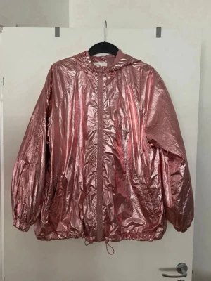 Prasslig jacka  - Storlek S. Stor i storlek. 