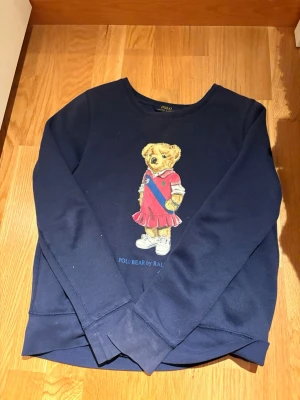 snygg ralph lauren polo tröja - lite smutsigt därför säljer jag för ett bättre pris 😇 frågor kan diskuteras privat ! 