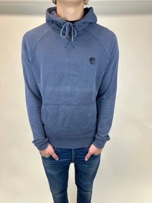 Woolrich hoodie - Hej! Säljer nu denna riktigt feta woolrich hoodie. Storlek M, skick 8/10. Om det är några frågor är det bara o höra av sig!!