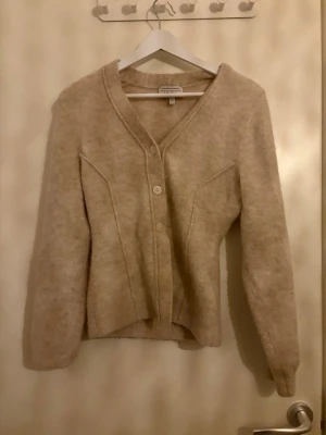 Beige kofta från other stories - begie kofta från other stories som är tajt i midjan 💕