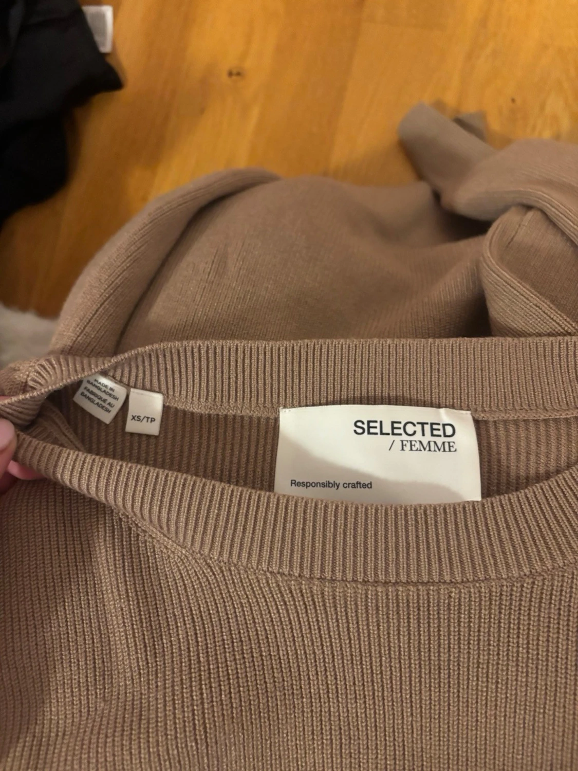 Beige stickad tröja från Selected Femme