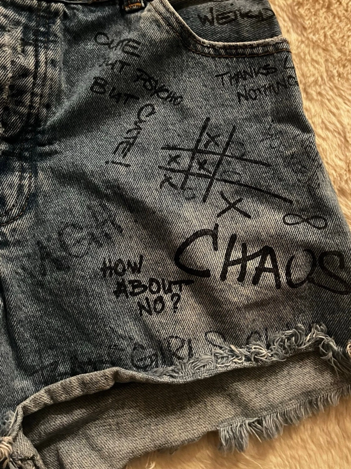 Blå jeansshorts med graffiti-tryck - 3