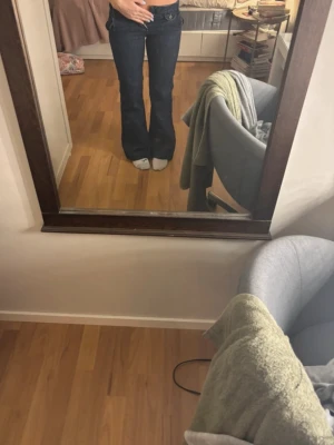 Mörkblå bootcut jeans Old Navy - Jätte snygga lågmidjade jeans som inte kommer till användning midjemått 37,5 och innerben 82cm🥰 pris går att diskutera💕.