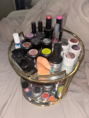 Gelenaglar kit - Kit för gelenaglar massa olika färger och builder gel, primer, top lack, glitter o mer. Allt är använt men det mesta finns mkt kvar i. Går att köpa allt eller välja ut enstaka saker.