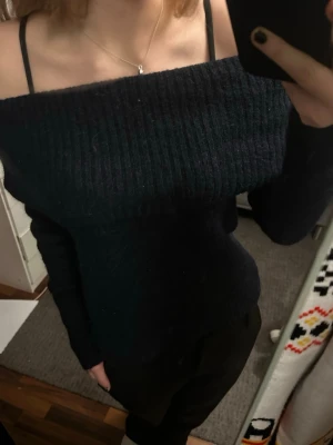 Mörkblå offshoulder stickad tröja - Säljer en mörkblå stickad tröja med bred ribbad kant upptill som sitter offshoulder. I storlek 146/152 tar gärna prisförslag 