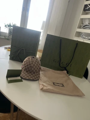 Gucci keps  - Säljer en Gucci keps storlek M då jag inte använder dem