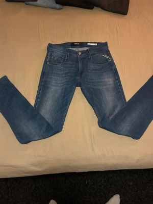 Replay jeans - Blåa replay jeans, använda 2-3 gånger men de är inte riktigt min stil, W29 L32. Kan gå ner i pris :)