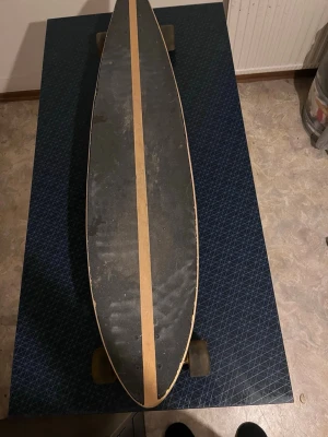En väldigt cool longboard som jag säljer, pris kan diskuteras  - Väldigt cool  longboard priset kan vi diskutera. Försöker rensa mitt hem lite😅 så priset kan vi diskutera så att båda blir nöjda 😊