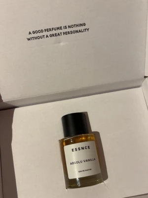 Essnce Parfym Absolu Vanilla  - Säljer min helt nya parfym från Essnce i doften ”Absolu Vanilla” ☺️ Helt ny, original förpackning kvar! Nypris: 360kr  Toppnoter: Vaniljorkide och Jasmin  Hjärtnoter: Vanilj och Tonkaböna  Basnoter: Amber Wood, Mysk, Brunt socker och Patchouli 