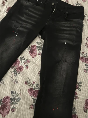 Säljer Dsquared2 Jeans - Säljer Dsquared2 jeans som är i bra skick och sitter bra. Pris kan diskuteras i Dm. Storlek 46 i Dsquared jag är 180 cm lång och de passa bra.