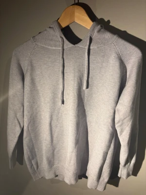 Grå merinoull hoodie - Jag säljer denna fina gråa merinoull Hoodien i helt nytt skick. Den är storlek S. Jag säljer den för att den passade inte mig. Den har tyvärr inga tags eller lappar. Kontakta mig vid funderingar. 