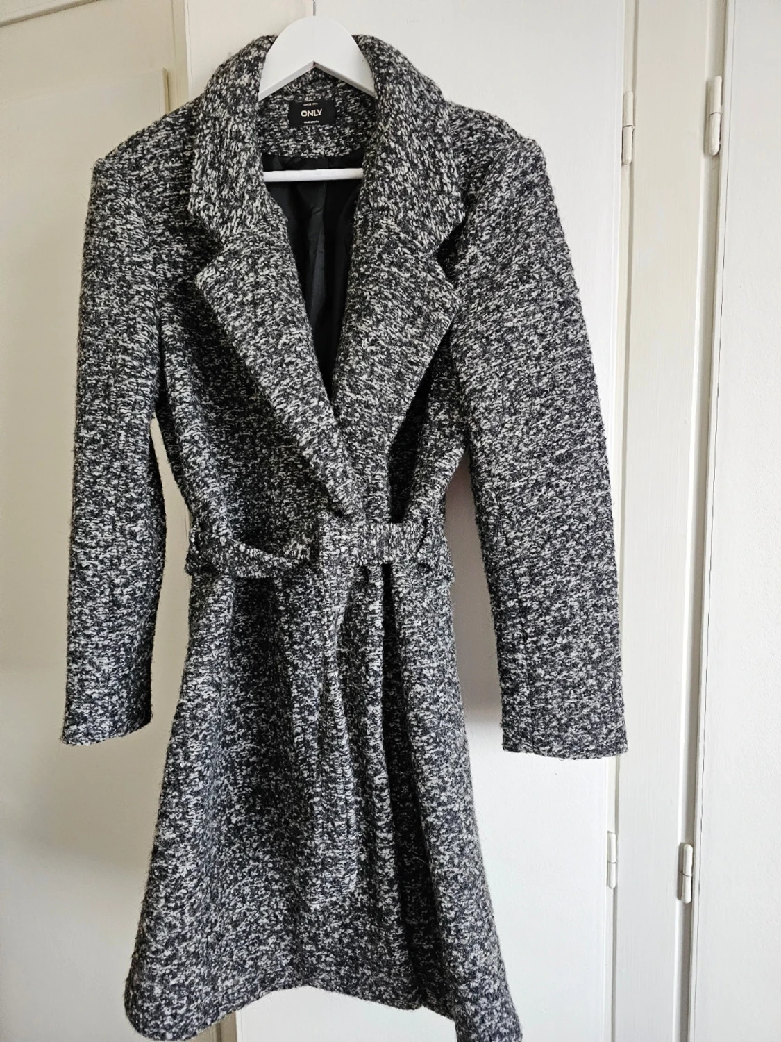Gråmelerad kappa från ONLY med bälte