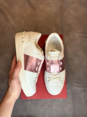 Valentino Opens Dam | Storlek 37,5 - Valentino Opens till damer i storlek 37,5. Skicket är mycket bra. Storlek 37,5 | Boxen + Dustbag tillkommer vid köp! Fraktar samma dag ⭐️