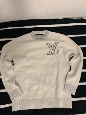 LV Stickad tröja - Helt ny, bara testat på den. Inga defekter, hör av dig om du har några frågor. Behöver pengar snabbt, behöver bli av med den. 500kr snabb affär. Skickar samma dag!