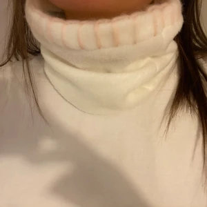 Vit buff med rosa stygn - Vit buff med rosa stygn!