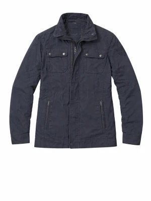 Field Jacket Canda S - Snygg mörkblå vindjacka från Canda med hög krage, fyra framfickor med dragkedja och tryckknappar samt coola broderade detaljer på ärmen. Jackan har en rak passform och är tillverkad i slitstark polyester, perfekt för vinterns kalla dagar. Passar för dig som är runt 175-185 eller har S i storlek :)