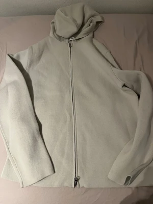 Samsoe hoodie - Helt oanvänd beage samsoe hoodie köpt från butik. Ny pris 799 väljer att sälja mindre pågrund av storleken