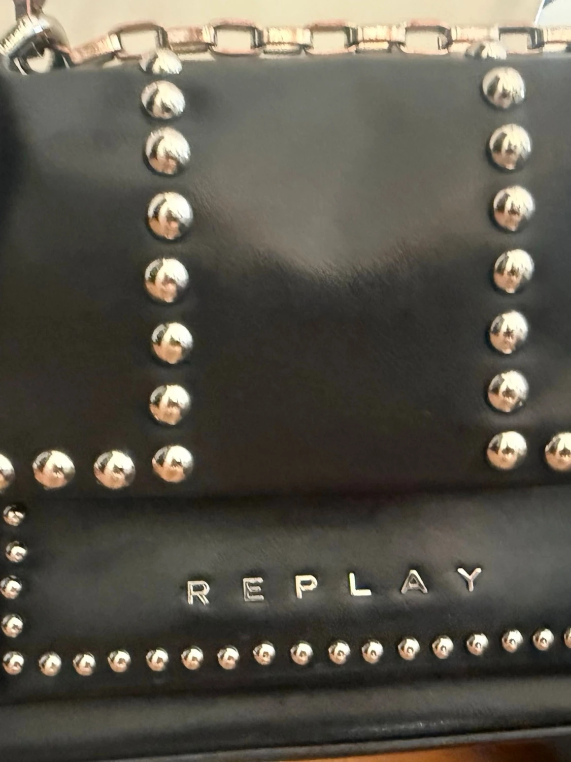 Svart axelväska med nitar från Replay - 1