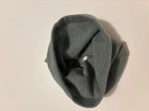 Grön kashmir buff - En enkel och stilren grön buff i mjukt 100% kashmir. Perfekt att dra över huvudet för extra värme under kyliga dagar. 