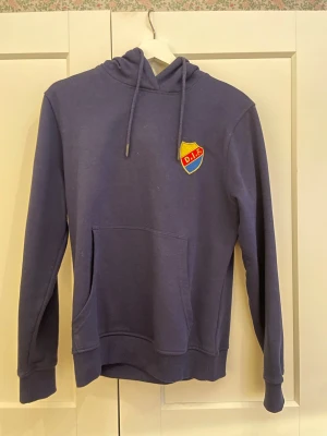 Djurgården hoodie - Säljer denna fina djurgården hoodie då den inte används längre. Använd ca 4 gånger så den är i väldigt bra skick!