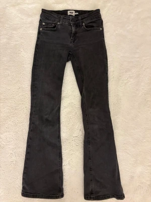 Svarta bootcut jeans från 157 - Snygga svarta jeans från 157 med bootcut passform. ❗️🌸 i modellen low men passar mer som midwaist