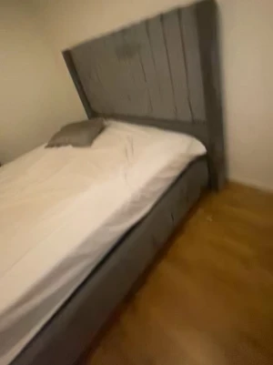 Säng vägg  - Säljer en säng vägg i färgen grå helt ny aldrig använt köpte för 4000kr pris kan diskuteras
