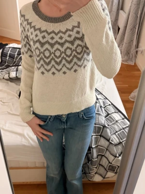 stickad tröja Hollister - Supermysig stickad tröja från Hollister i vitt och grått. Perfekt för kalla dagar och ger en chill vintervibe❄️☃️🏔️ Säljer för att den vart för liten på mig💞