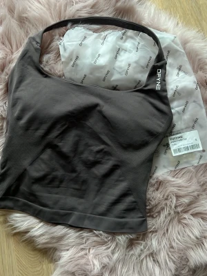 Dfyne impact halter top - Helt oanväd topp från dfyne i färgen truffle strl S🥰