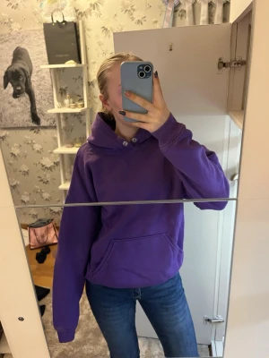 Lila hoodie - Lila hoodie med Luva från bik bok. Använd fåtal gånger och jag säljer den för att demontera kommer till användning. Något oversized