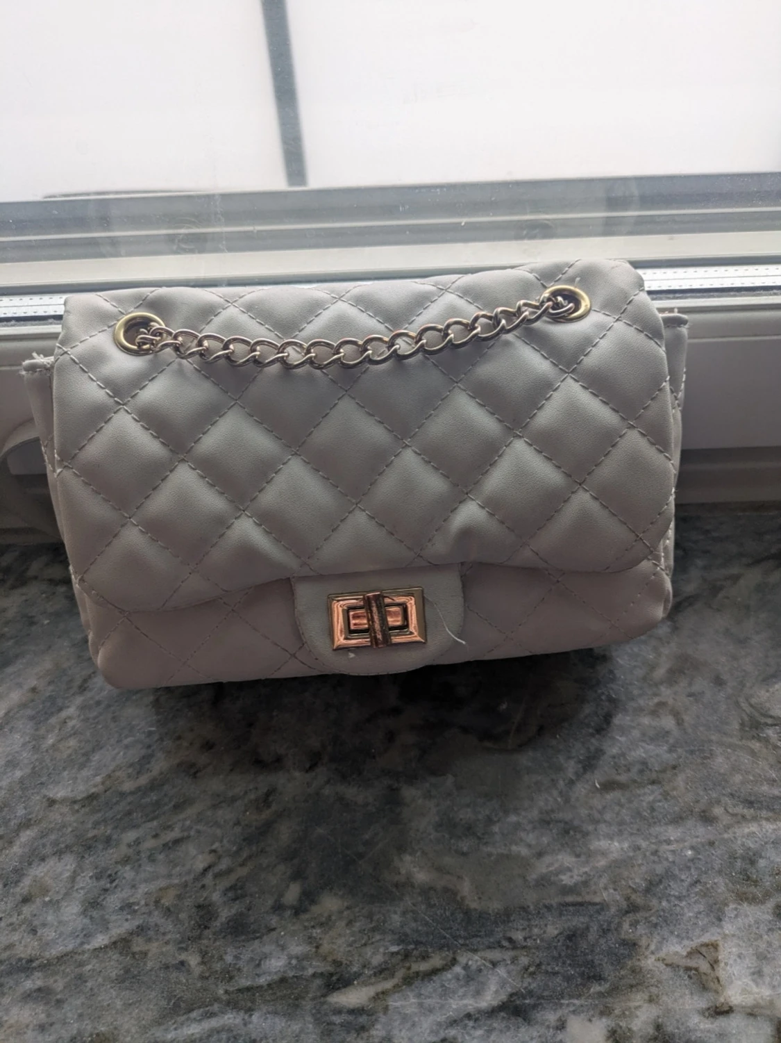 Vit quiltad axelväska med kedja